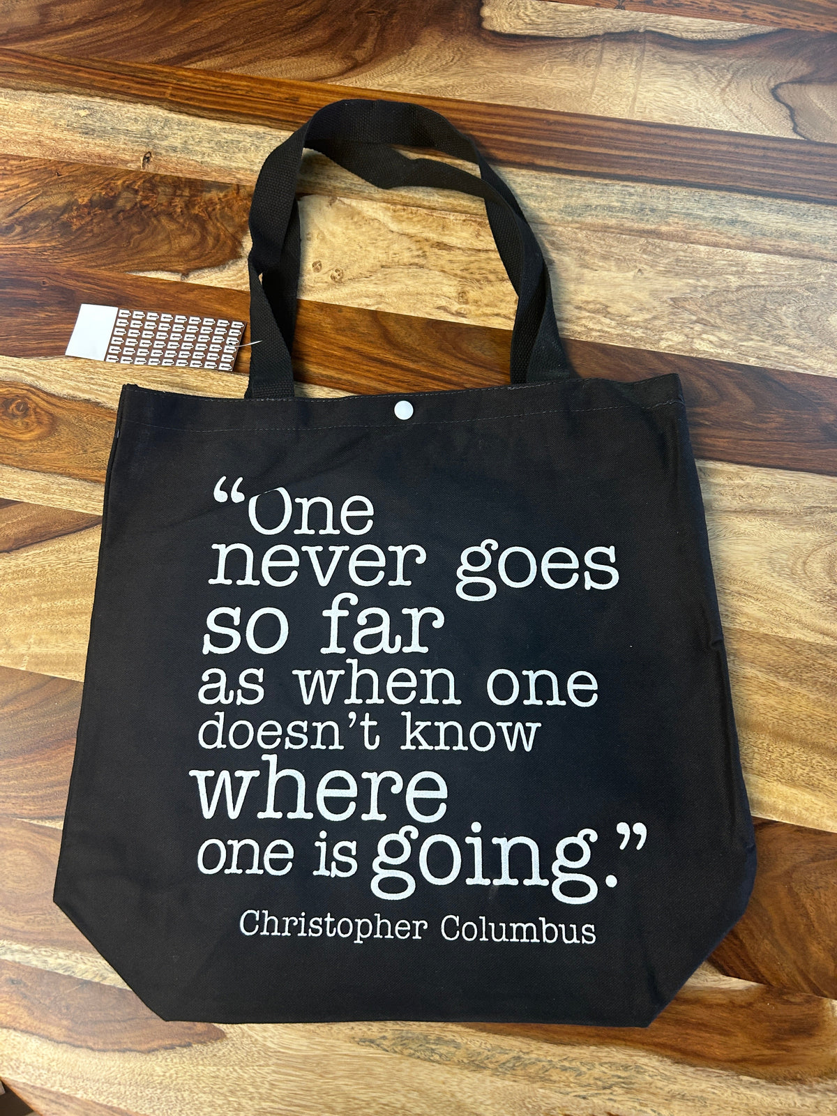 Tote bag noir imprimé d'une citation de Christophe Colomb