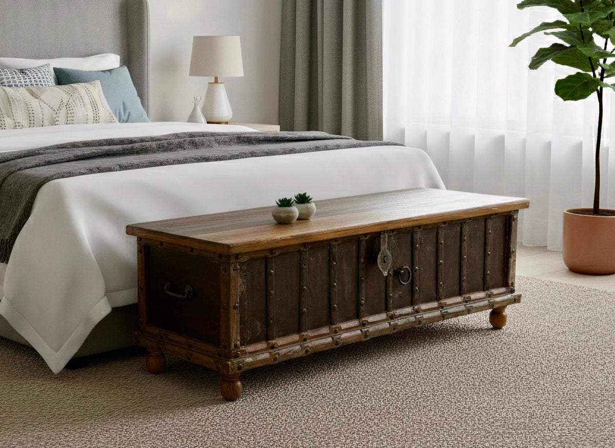 Coffre en bois de teck antique