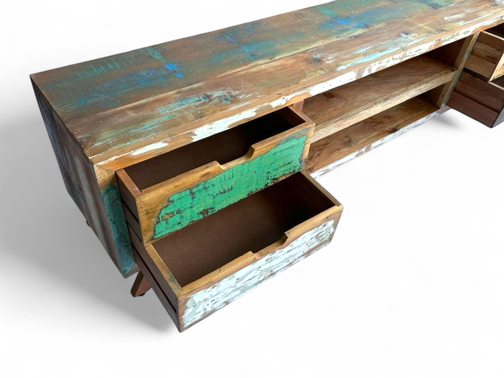 Tiroirs ouverts du meuble télé en bois recyclé peint turquoise et blanc
