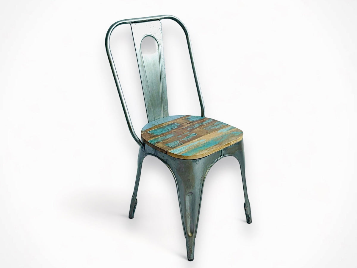 Chaise industrielle en acier vue de trois quarts, assise en bois de manguier