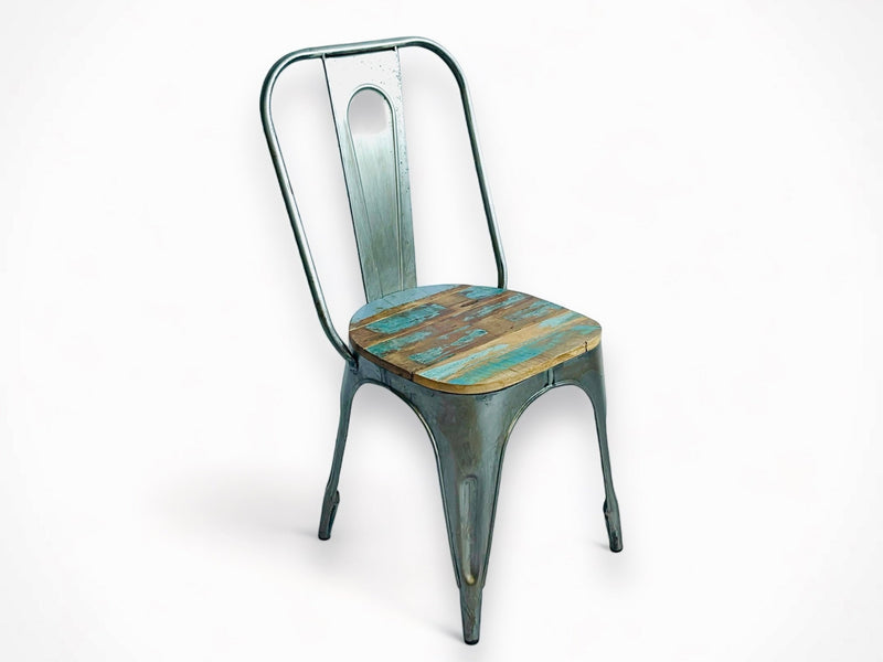 Chaise industrielle en acier vue de trois quarts, assise en bois de manguier