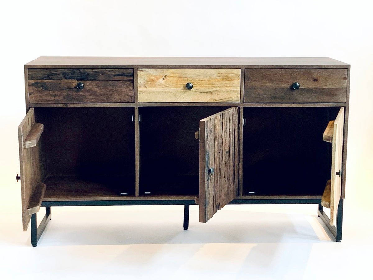 Buffet Taiga de 140 cm aux trois portes ouvertes