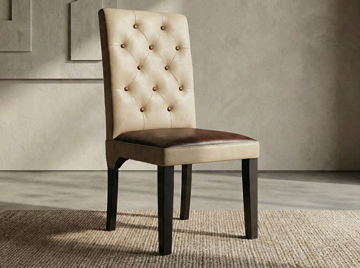 Chaise au dossier haut capitonné en toile beige et assise en cuir brun, sur pattes en bois