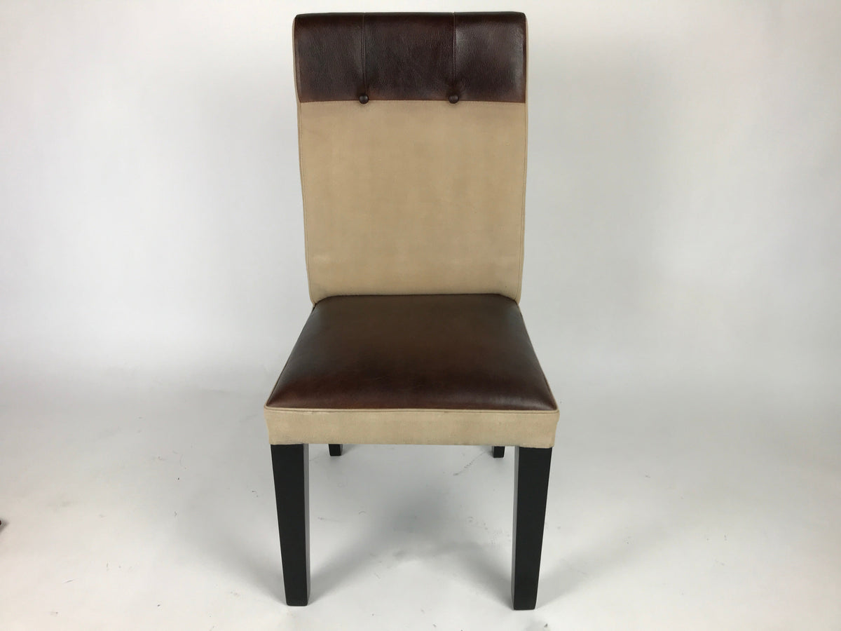 Chaise en toile et cuir vue de face, bandeau de cuir en haut du dossier