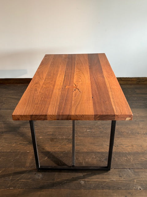 Table Gaia vue de bout, plateau en bois recyclé sur cadre en métal