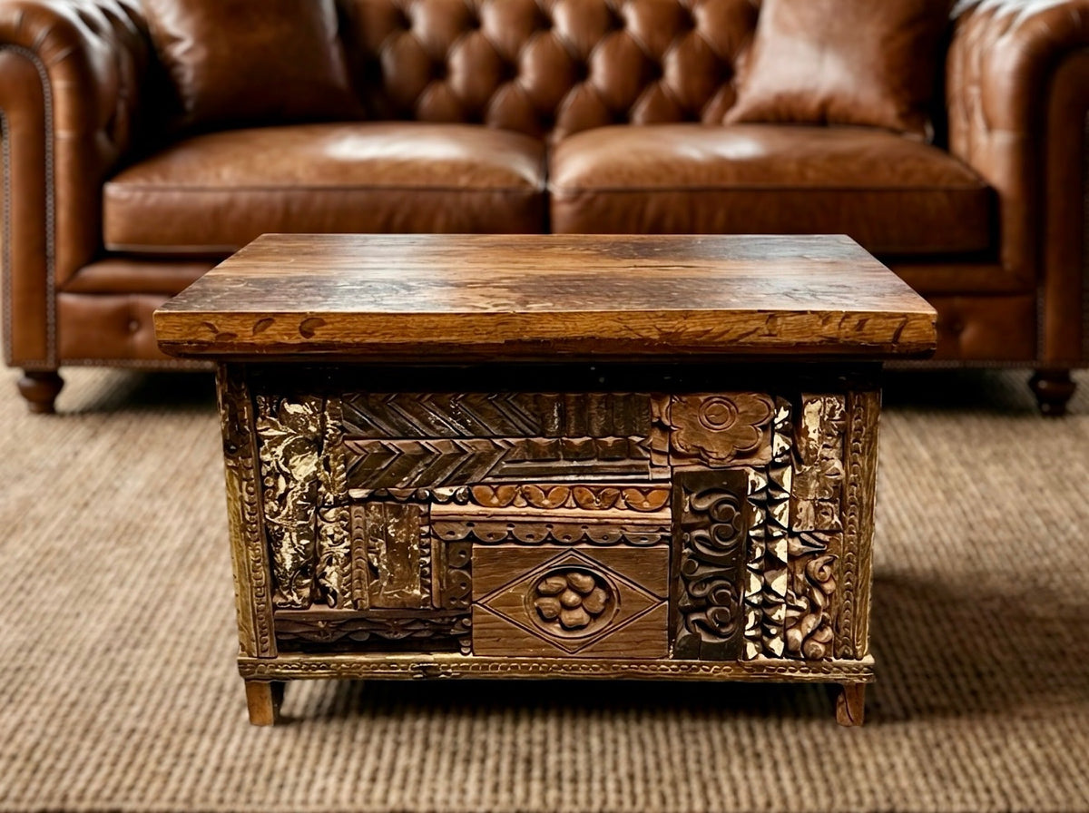 Coffre en bois avec gravures