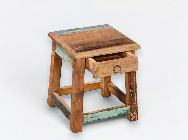Petit tabouret Seria vu de trois quarts, tiroir et traces de peinture verte
