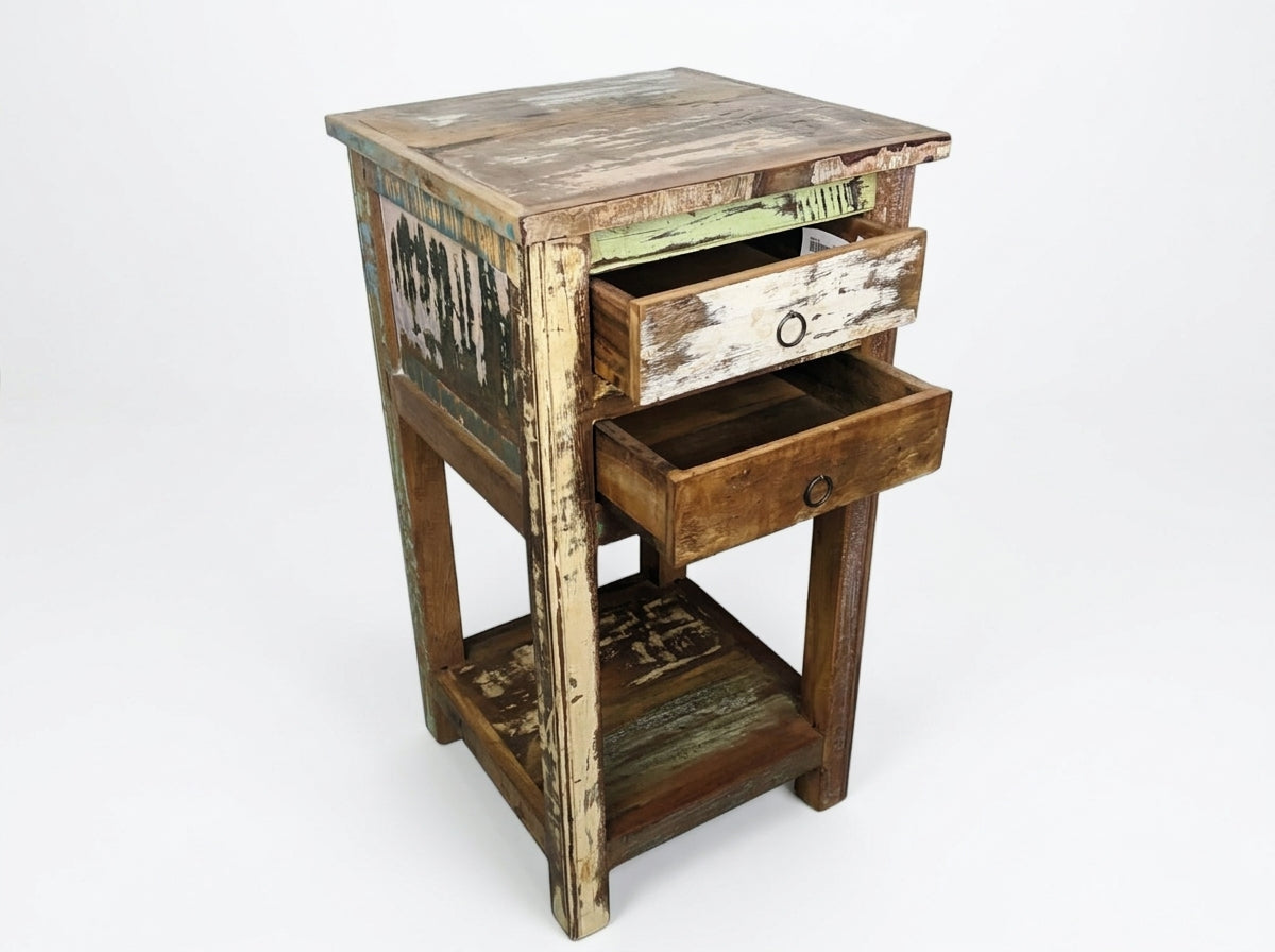 Table d'appoint en bois recyclé vue de trois quarts, tiroir ouvert