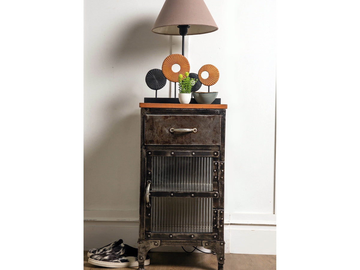 Table de chevet Kio en métal noir et bois avec lampe, porte vitrée et tiroir