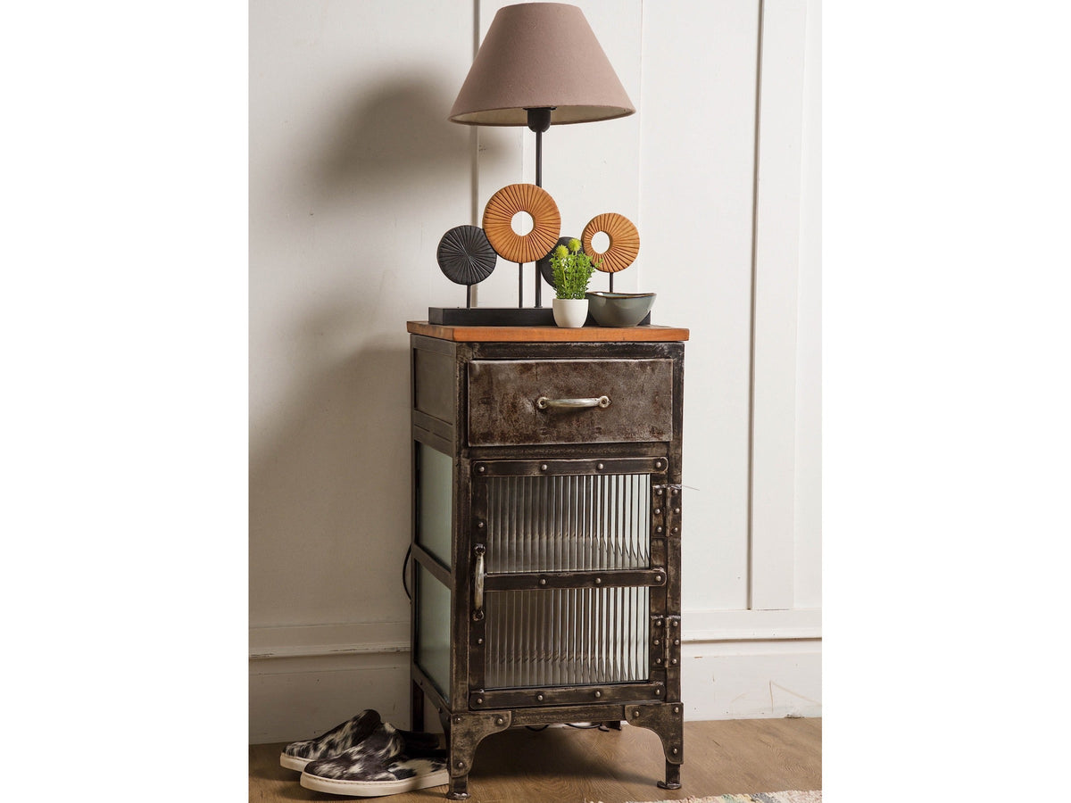 Table de chevet Kio de style industriel dans une chambre, dessus en bois