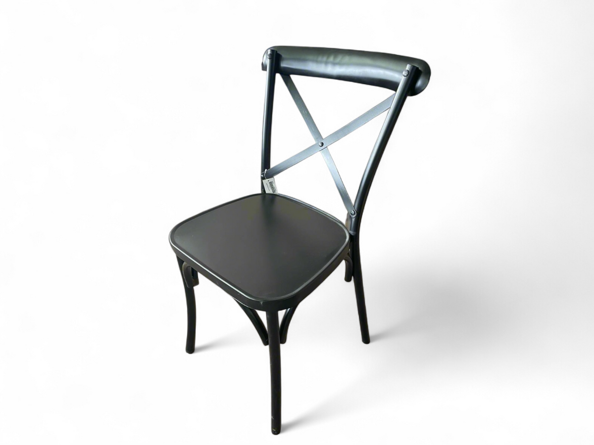 Chaise en métal noir vue de trois quarts, assise pleine et pieds galbés