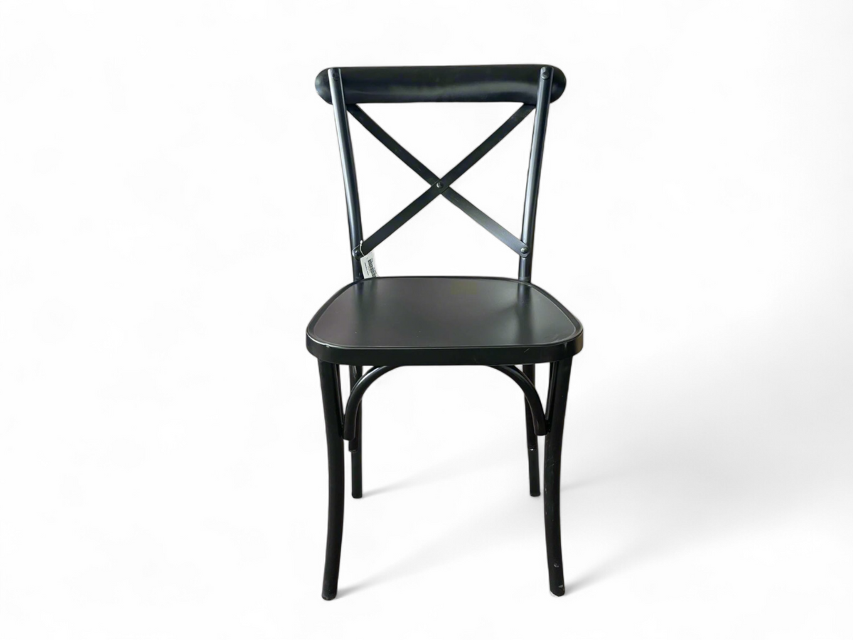 Chaise en métal noir vue de face, dossier à croisillon