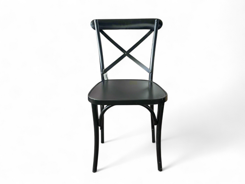 Chaise en métal noir vue de face, dossier à croisillon