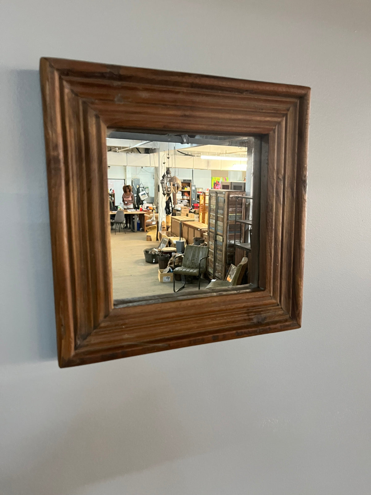 Miroir carré antique vu de trois quarts, cadre mouluré en bois