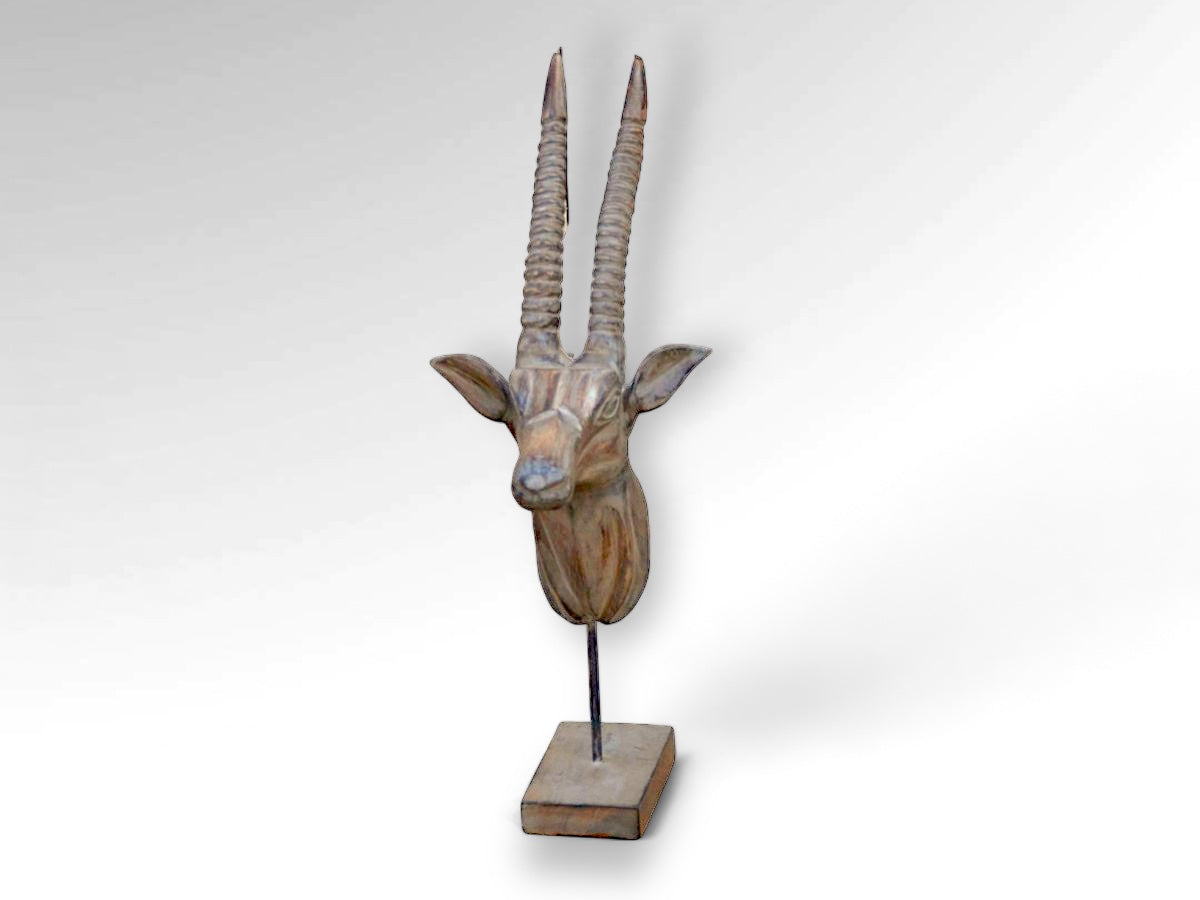 Tête de gazelle en bois sculpté aux longues cornes, montée sur un socle carré