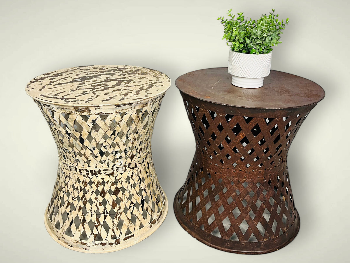 Deux tables d'appoint en métal ajouré, une blanche et une brune, avec plante