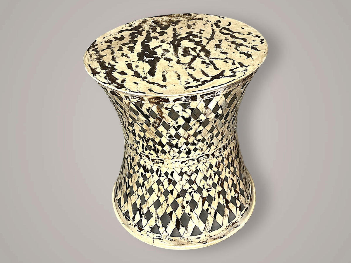 Table d'appoint en métal ajouré blanc, forme de diabolo