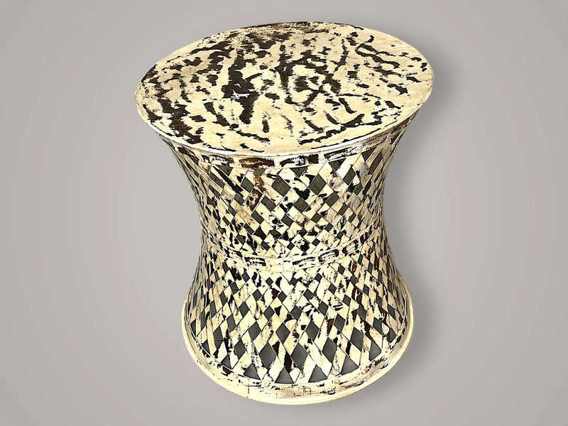 Table d'appoint en métal ajouré blanc, forme de diabolo