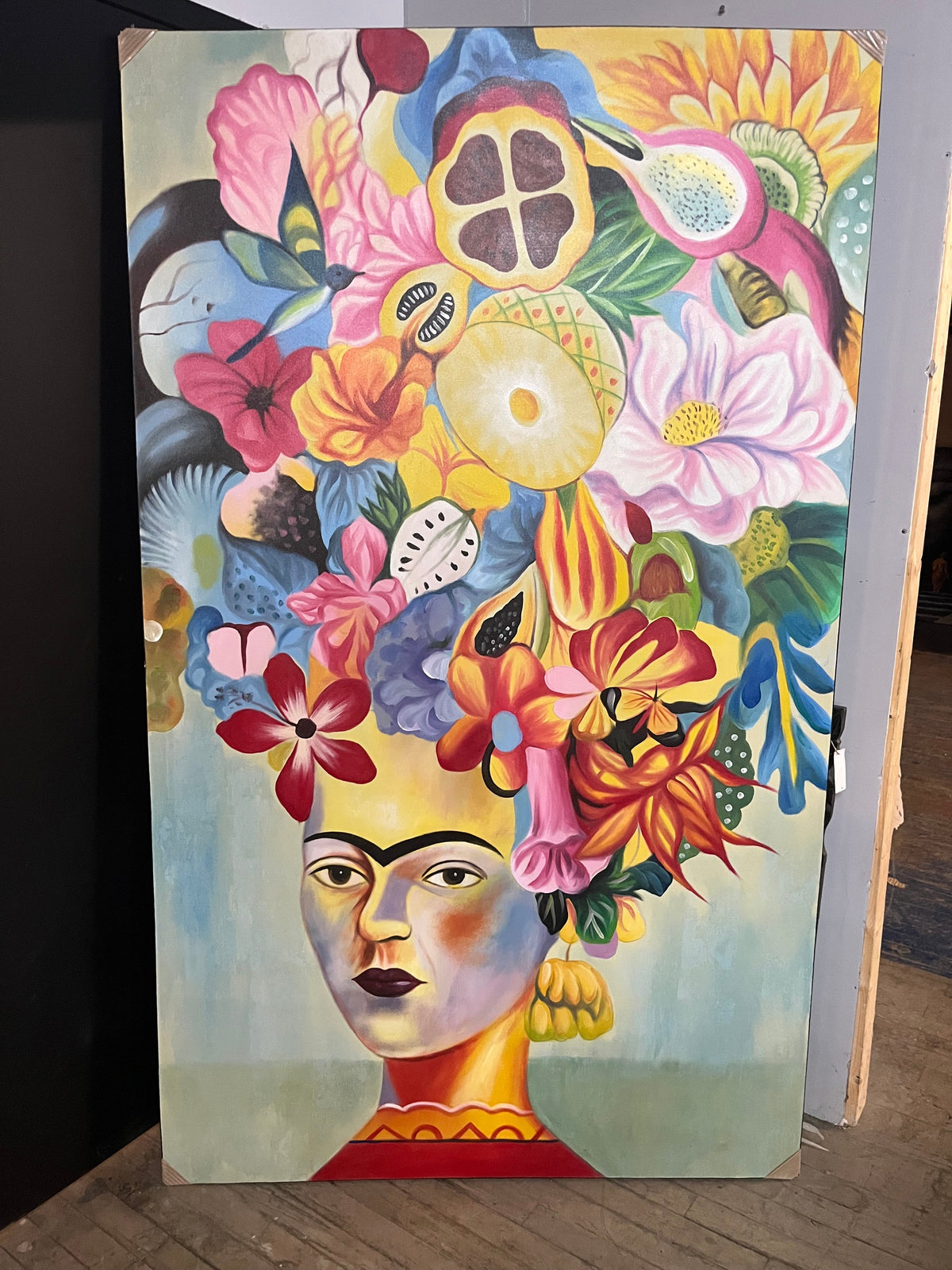 Grande toile, portrait de femme coiffée de fleurs et de fruits sur fond bleu