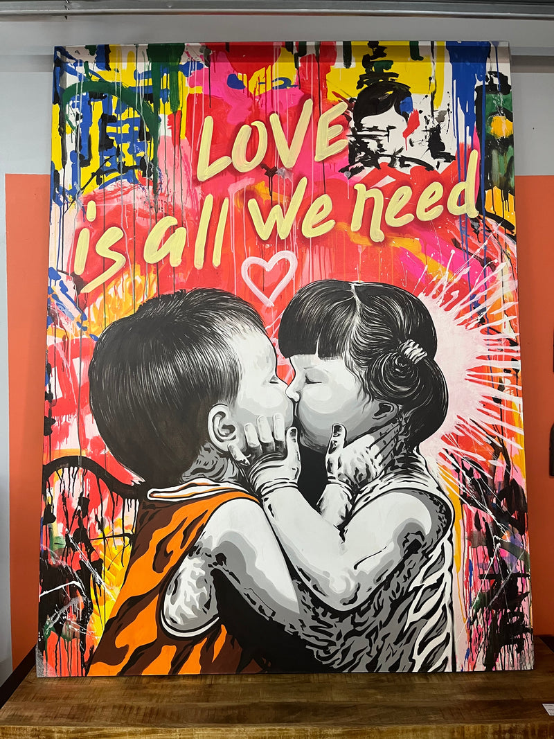 Grande toile style graffiti, deux enfants qui s'embrassent, inscription peinte en jaune