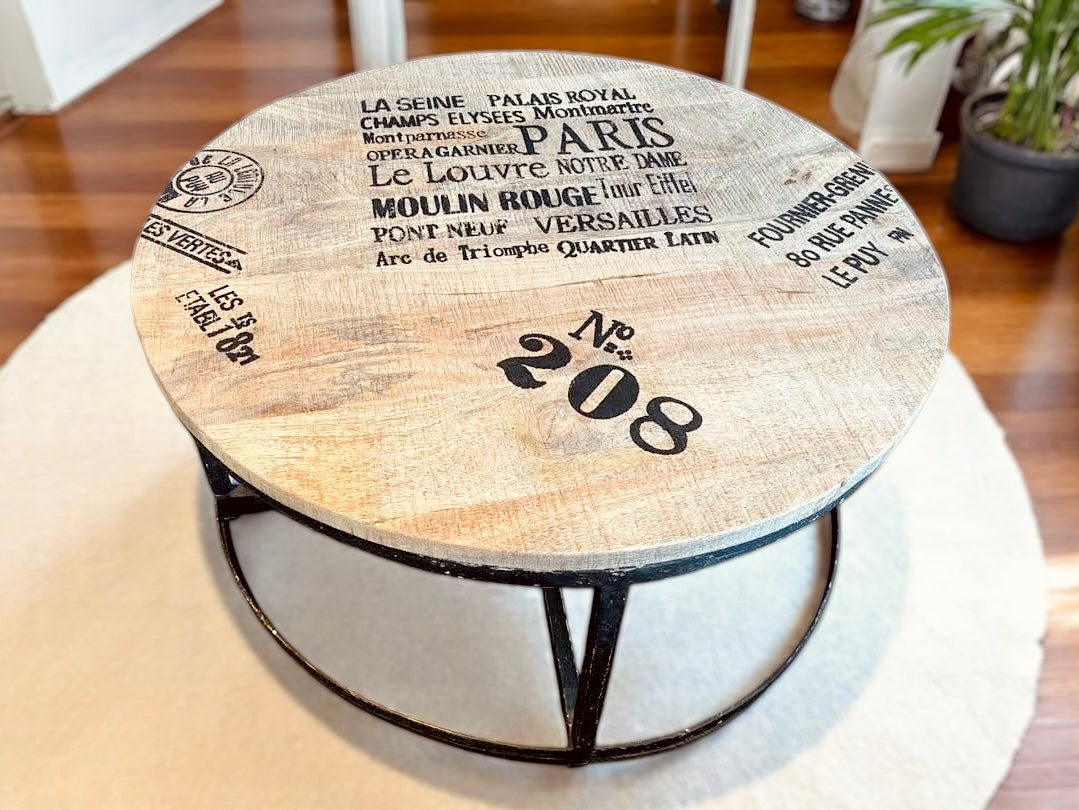 Table à café ronde Tarun, plateau en manguier imprimé d'inscriptions, sur base en métal noir