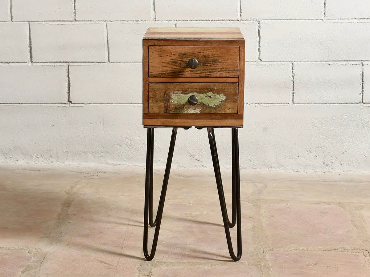 Table de chevet Dema en bois recyclé devant un mur de briques blanches