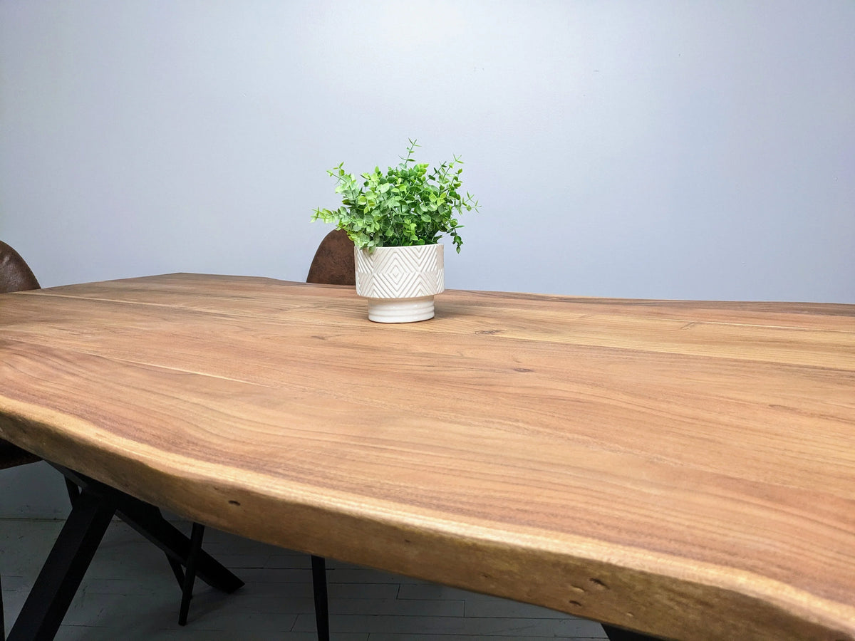 Plateau en acacia à bord naturel, planches assemblées au veinage clair