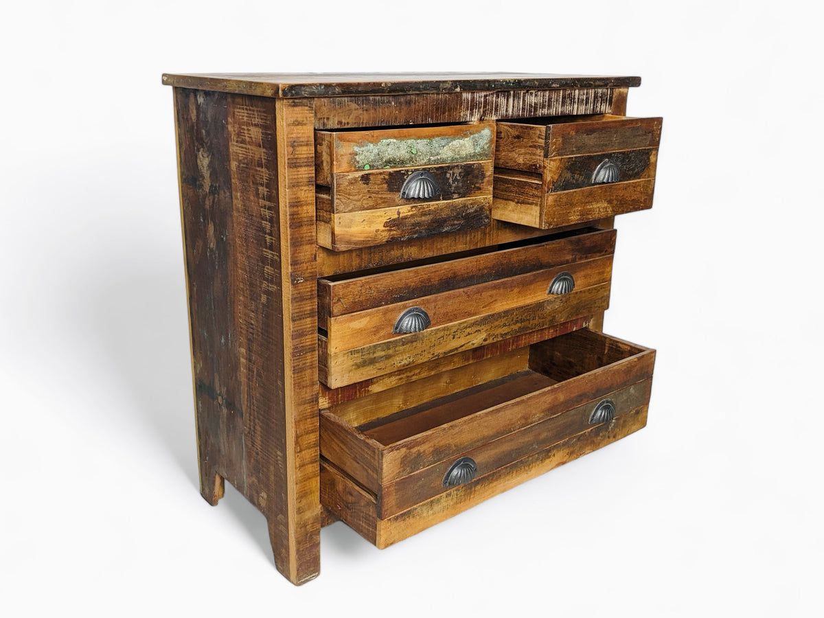 Commode quatre tiroirs en bois recyclé — détail des tiroirs