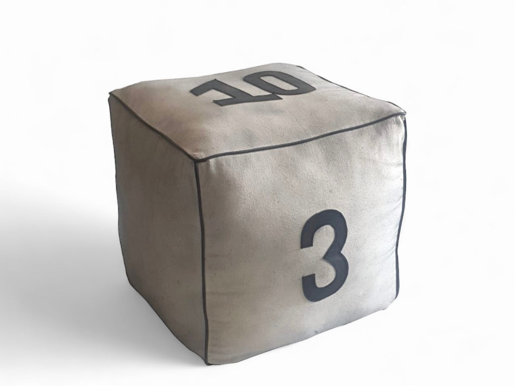 Pouf cube en toile beige marquée d'un chiffre, coins renforcés en cuir