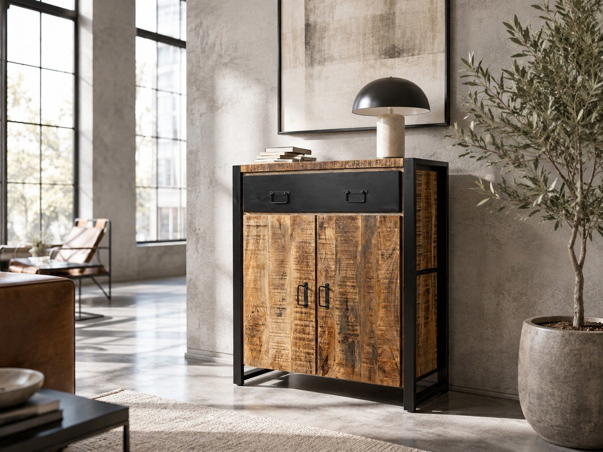 Cabinet Vivana en manguier et métal noir, tiroir noir au-dessus de deux portes, dans un salon lumineux