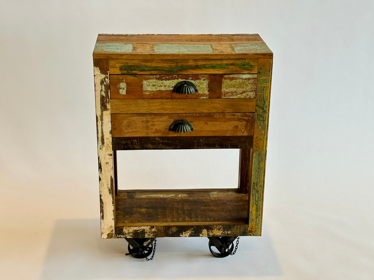 Console en bois recyclé vue de trois quarts, planches aux restes de peinture