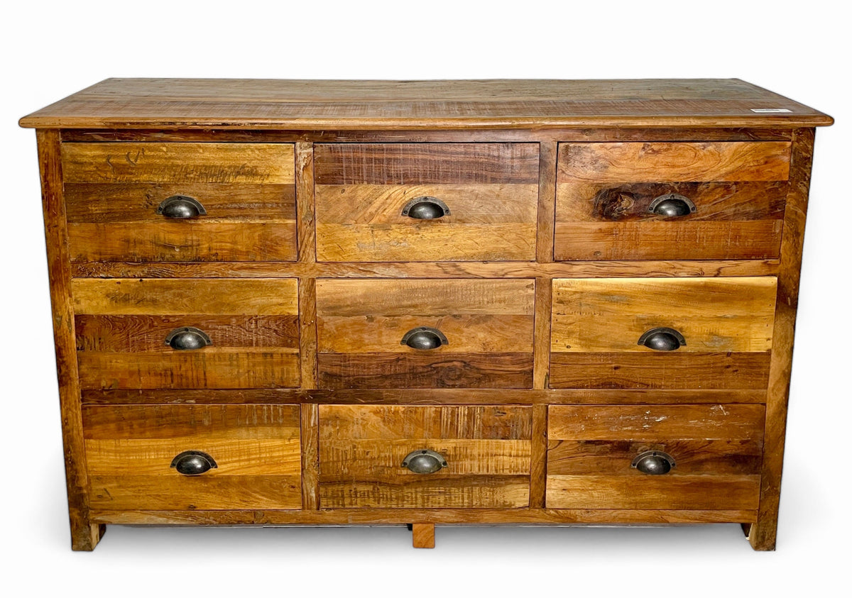 Commode 9 tiroirs en bois recyclé naturel, planches de teintes variées et poignées coquille