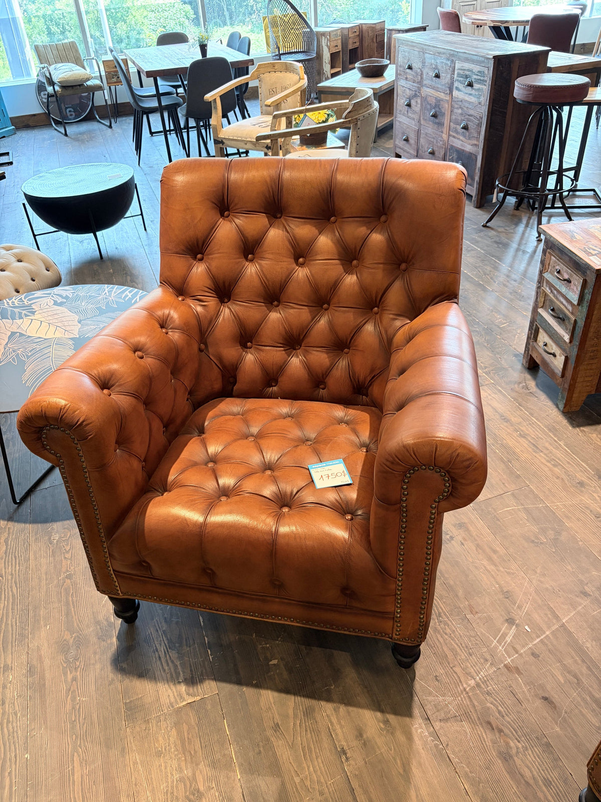 Fauteuil Chesterfield en cuir cognac à dossier capitonné vu de face