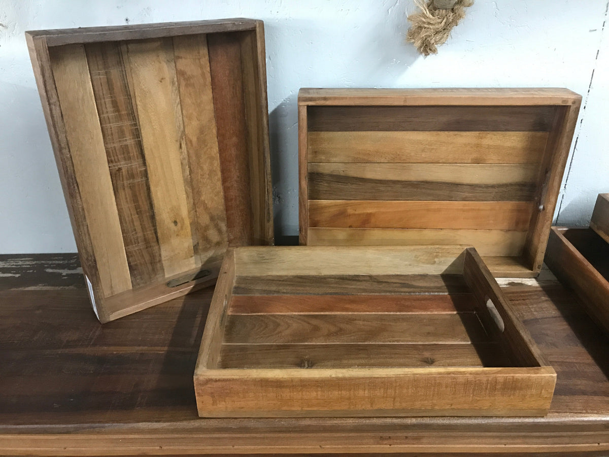 Plusieurs plateaux en bois recyclé empilés