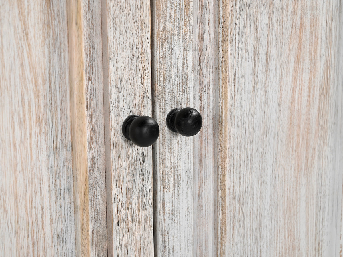 Gros plan des boutons ronds noirs sur les portes en manguier blanchi
