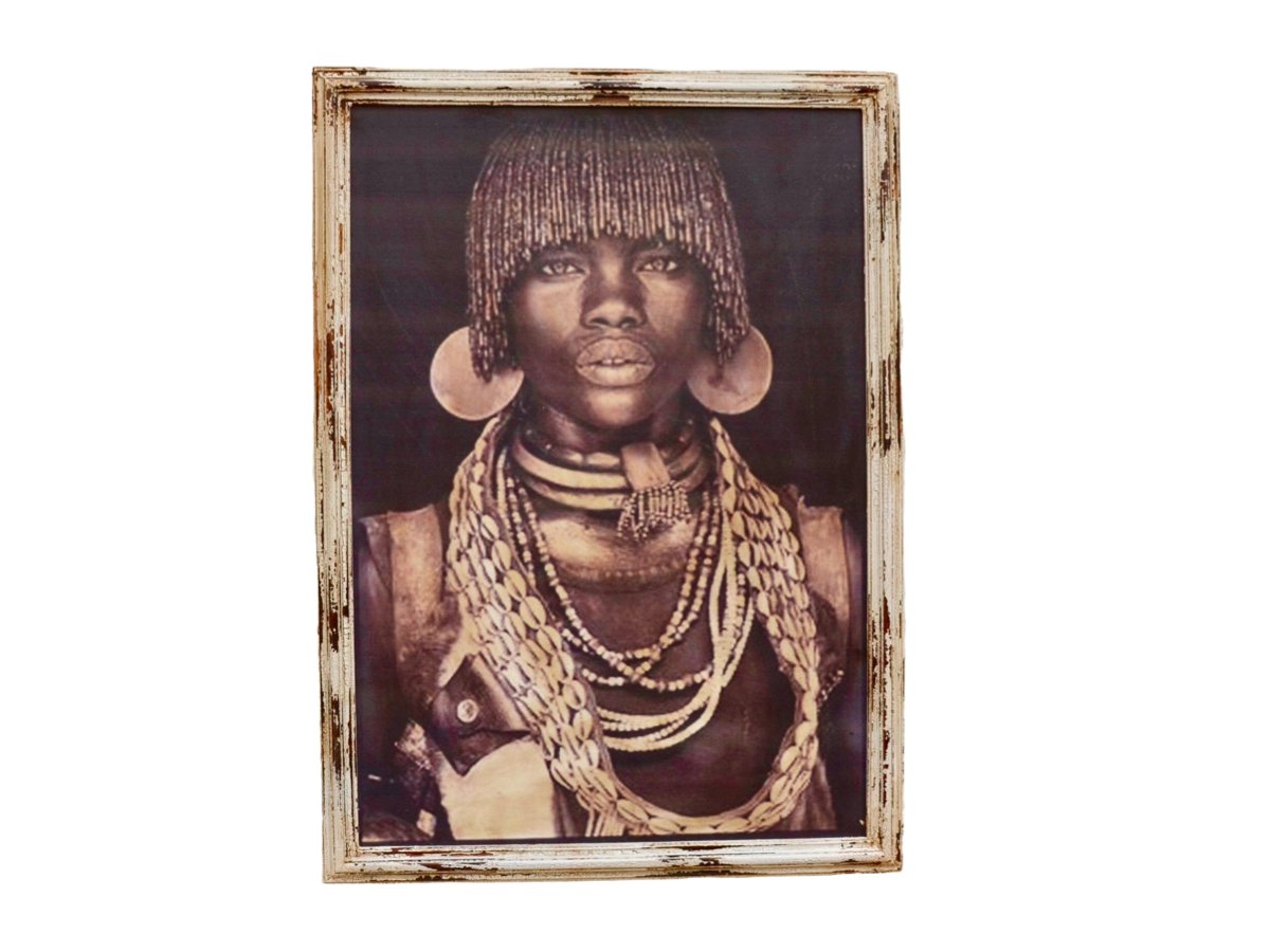 Portrait encadré d'une femme aux grandes boucles d'oreilles et colliers dorés