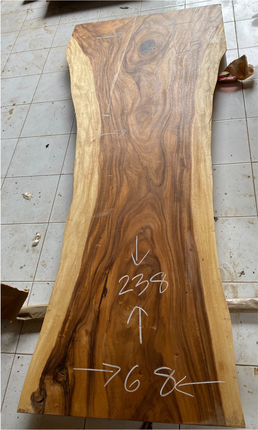 Plateau live edge en suar vu à plat, mesures inscrites à la craie sur le bois