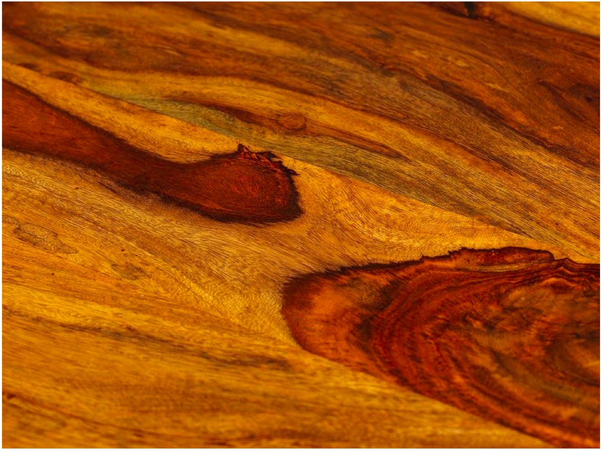 Gros plan du fini brun sur le bois de rose, veinage orangé et brun foncé