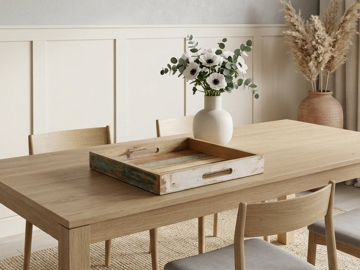 Plateau en bois recyclé posé sur une table de salle à manger claire