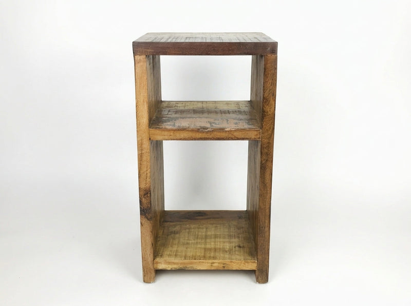 Table de nuit Neem vue de face, deux tablettes ouvertes en bois recyclé