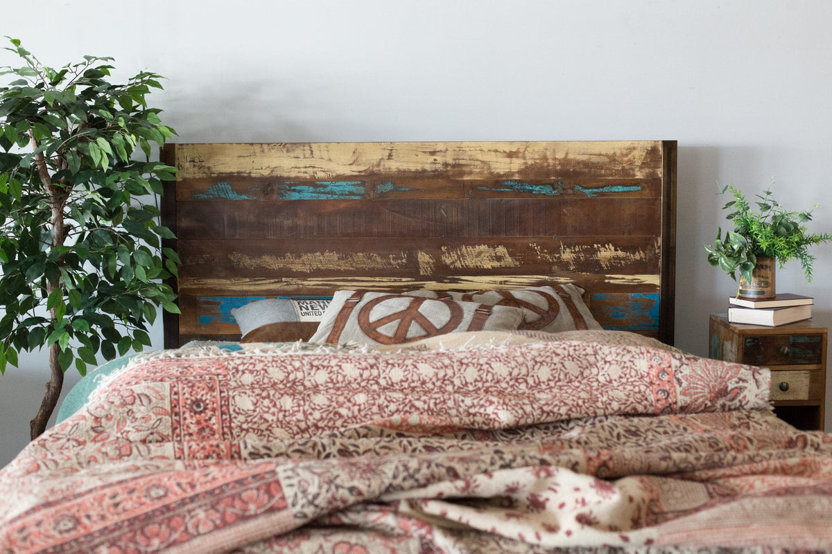 Lit Natara, tête de lit en planches de bois recyclé aux restes de peinture bleue et crème