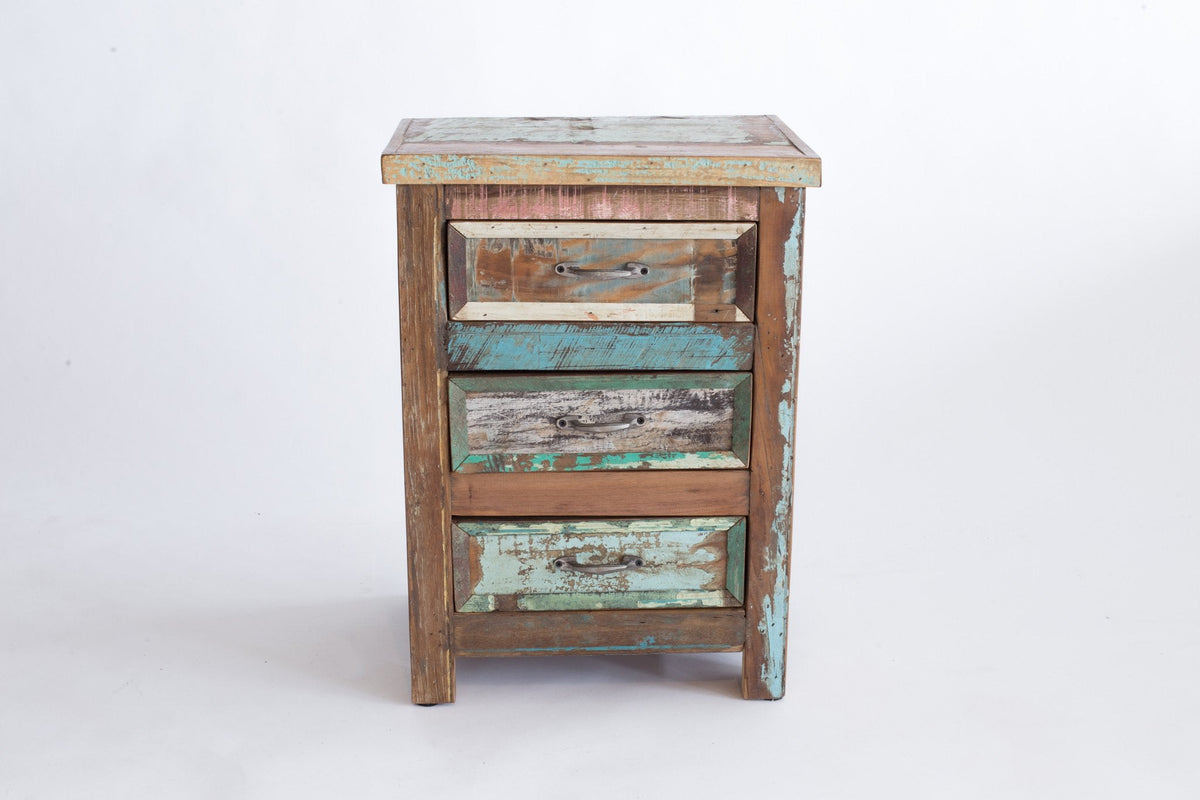 Table de chevet Limaba vue de face, trois tiroirs en bois recyclé