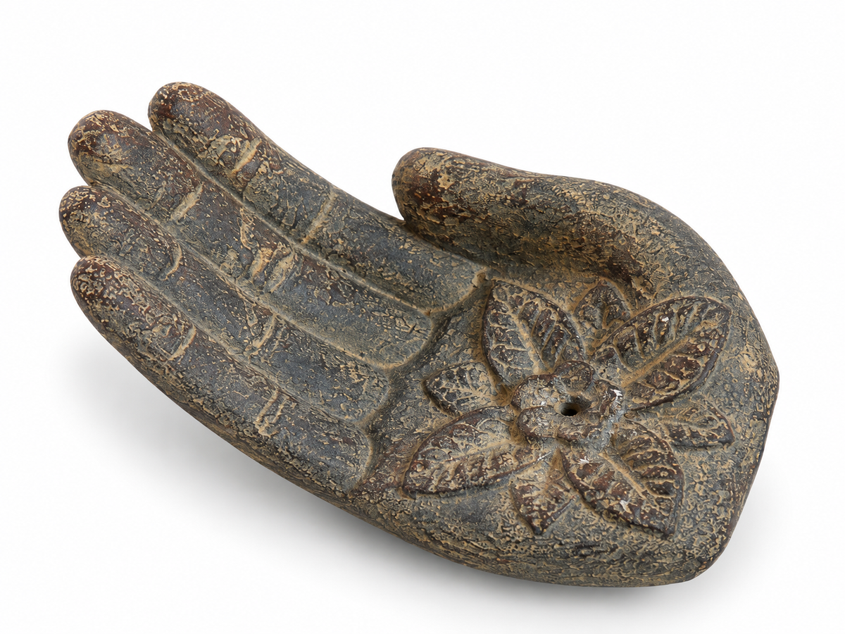 Porte-encens en forme de main ouverte, ciment gris-vert, fleur sculptée dans la paume