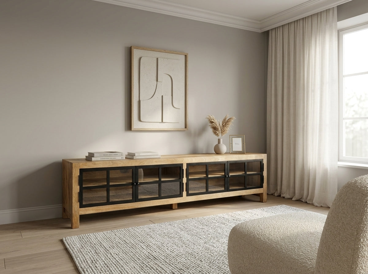 Meuble télé long en manguier à portes vitrées, dans un salon aux tons neutres