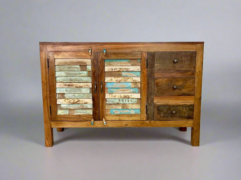 Buffet Parlily vu de face, deux portes en lattes peintes et trois tiroirs en bois brun