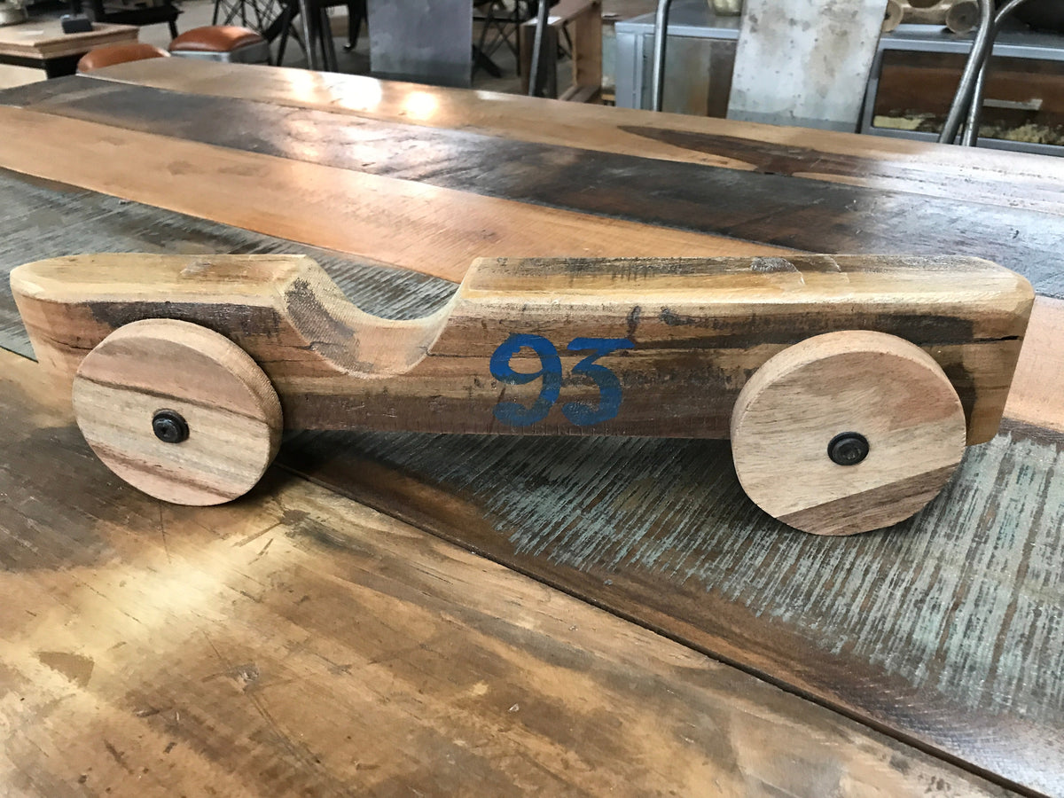 Voiture en bois naturel au numéro 95 peint sur le flanc