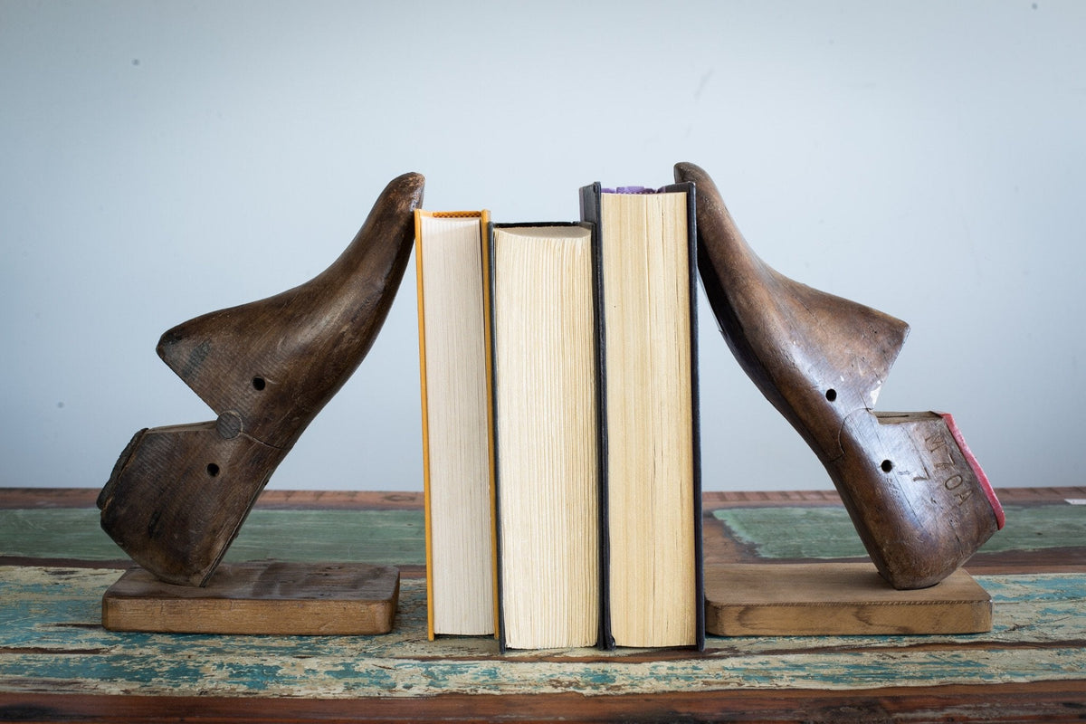Paire de serre-livres en bois retenant quelques livres anciens