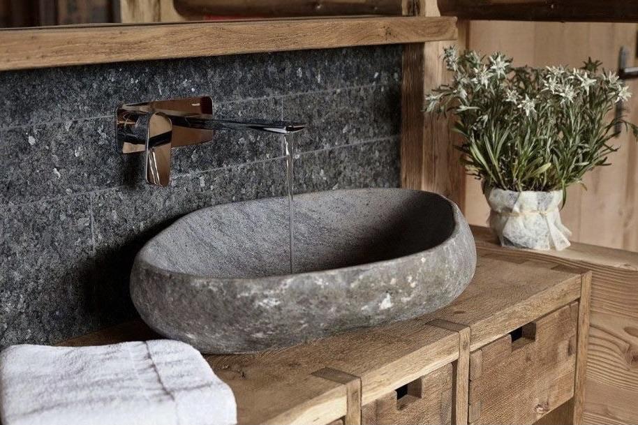 Lavabo à poser en pierre naturelle, intérieur poli et extérieur brut