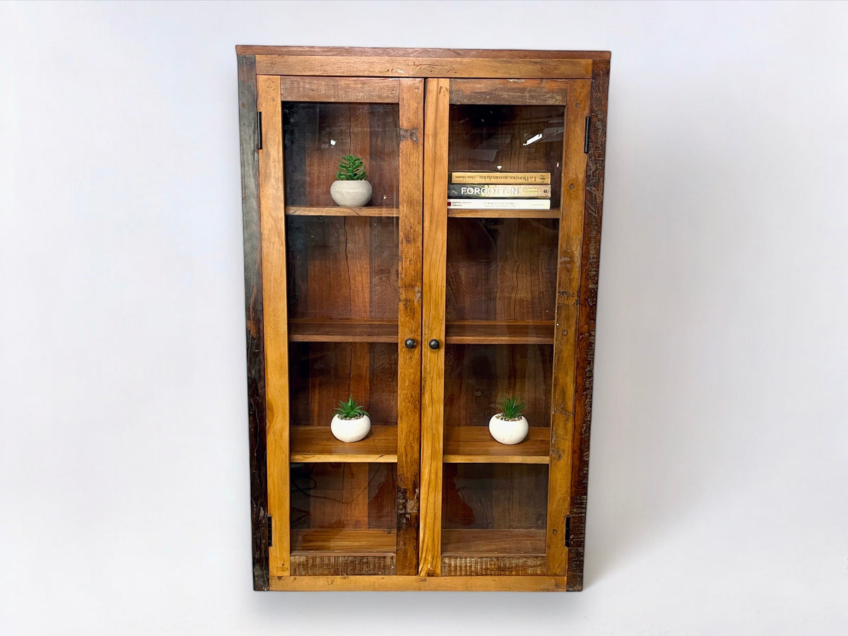 Vitrine murale en bois recyclé vue de face, porte vitrée et objets à l'intérieur