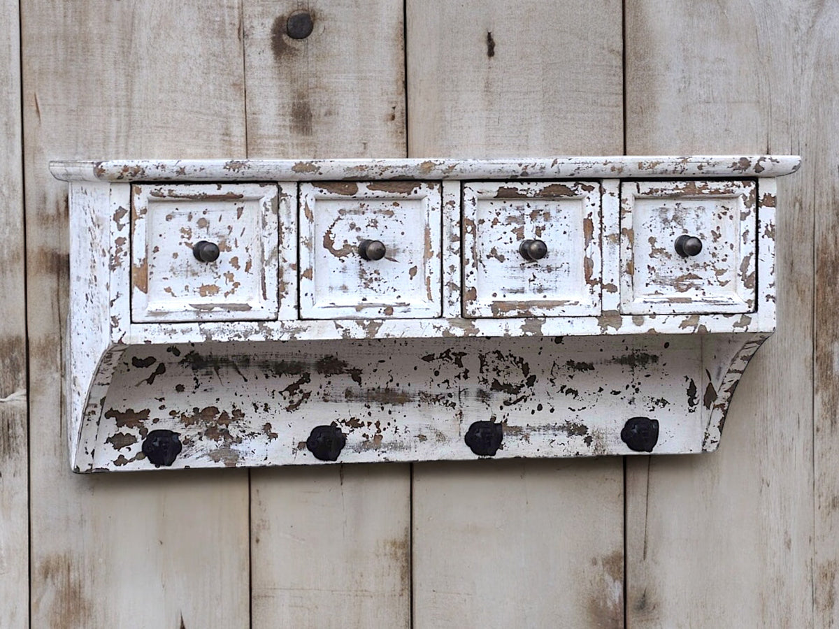 Patère murale en bois blanc vieilli à quatre tiroirs et crochets en métal